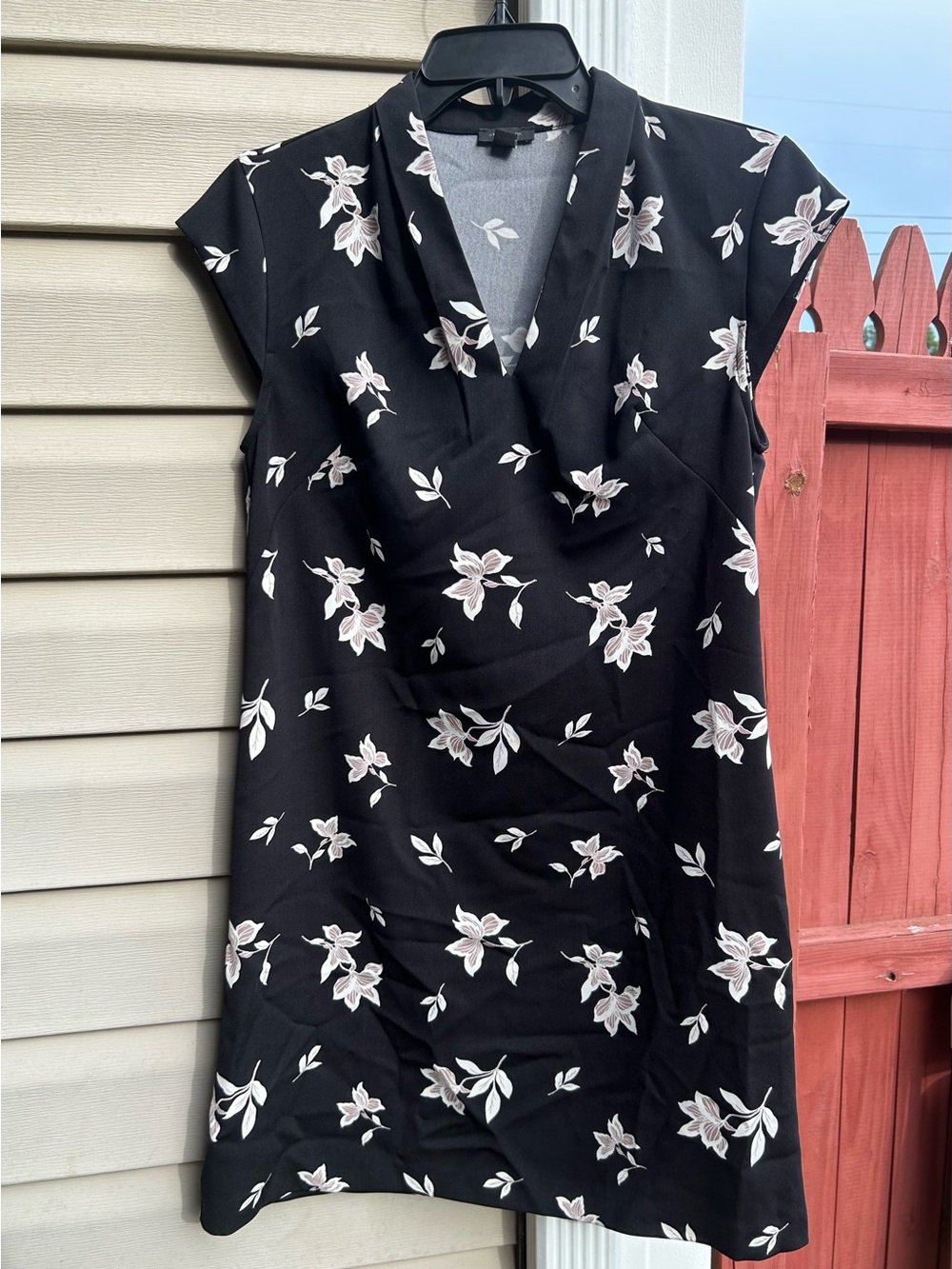 Ann Taylor Factory -- black with tan & white floral shift dress - size: 2